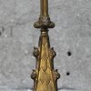 Een bronskleurige Gotische staande lamp met religieus thema. Eerste helft van de 20ste eeuw.