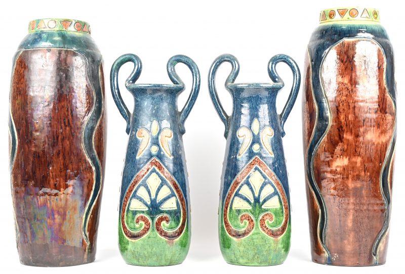 Twee sets vazen in Vlaams aardewerk, van elke set is één van de vazen bovenaan gebarsten.