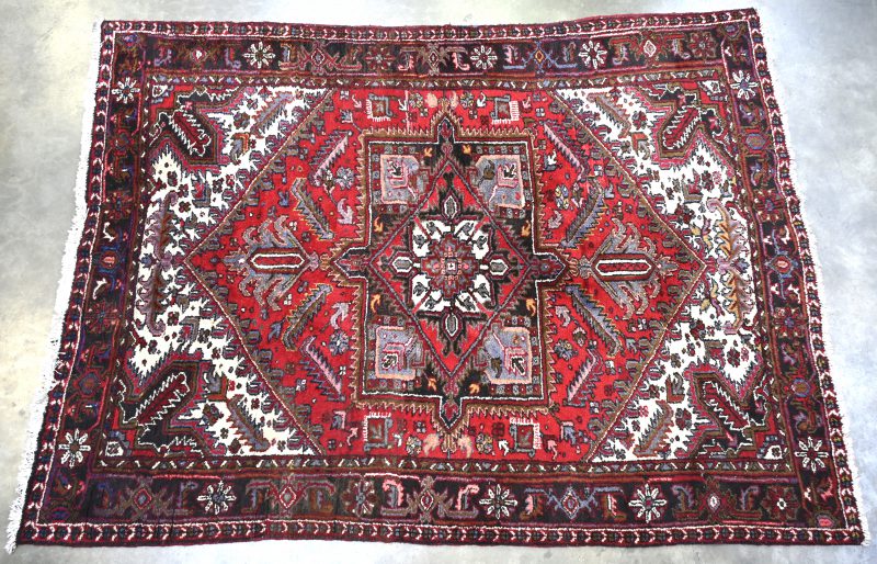 Een meerkleurig handgeknoopt Perzisch tapijt met geometrisch decor.