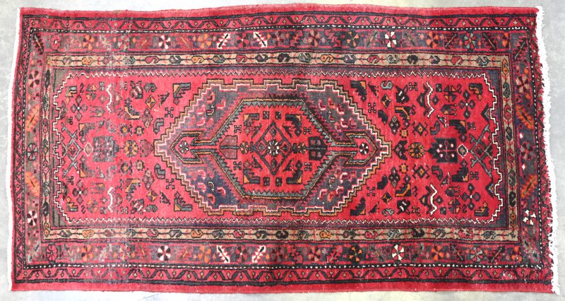 Een meerkleurig handgeknoopt Iraans tapijt met geometrisch decor. Genummerd 385/6 met certificaat.