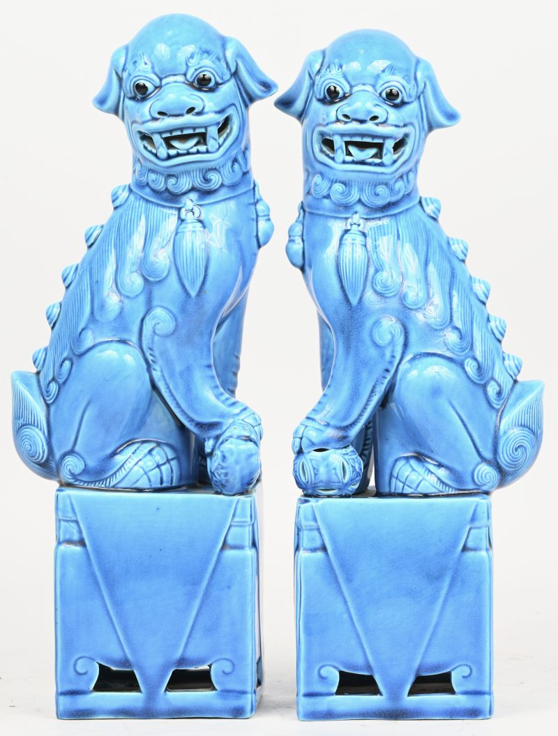 Een paar Chinees blauw porseleinen Fo-dogs. Onderaan gemerkt.