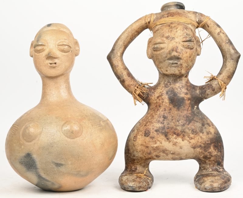 Een lot van 2 aardewerken figuratief gesculpteerde beeldjes, waarvan 1 in kalebas vorm. Herstelling breuk aan beide voetjes.