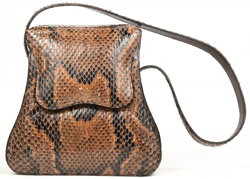 Een vintage handtas in python leder en portefeuille in croco leder.