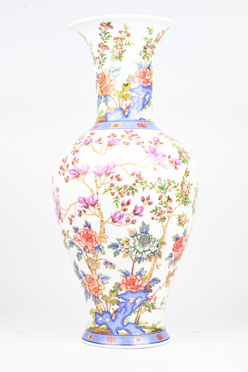 Een polychroom porseleinen vaas met handgeschilderd bloemdecor, onderaan gemerkt. Duits.