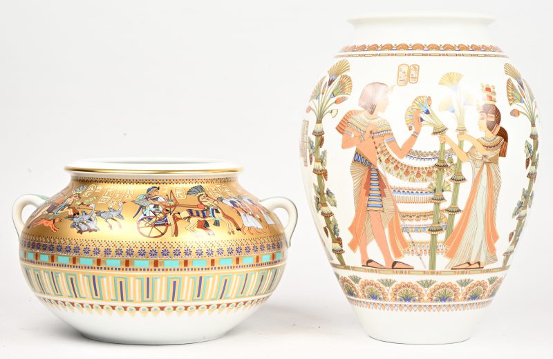 ‘Luxor’ & ‘Theben’. Een lot van twee porseleinen vazen, één met oren, met decor naar de Egyptische oudheid.