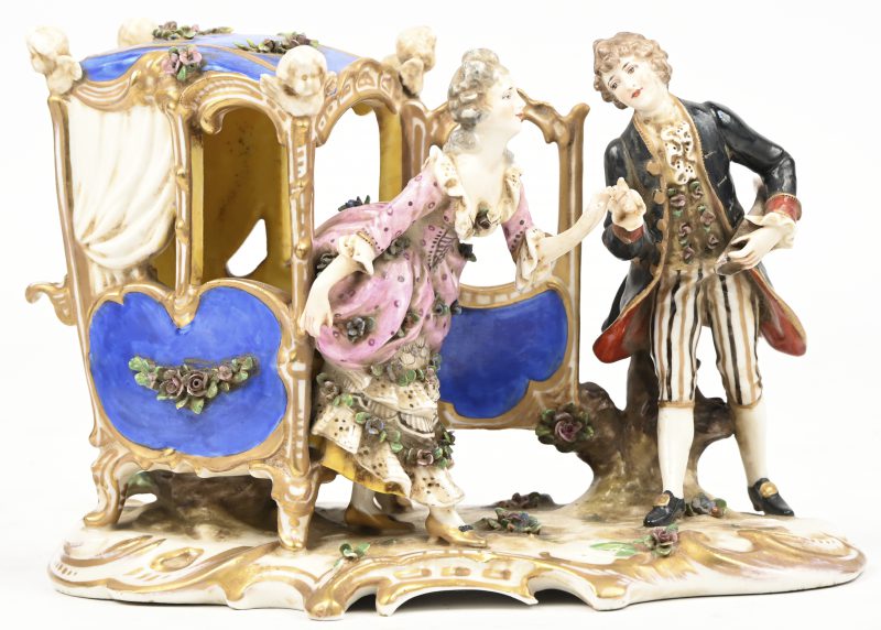 Een kleine groep van twee elegante personages met een draagstoel. Einde XIXde eeuw, gemerkt met de gekroonde N in blauw onder glazuur.