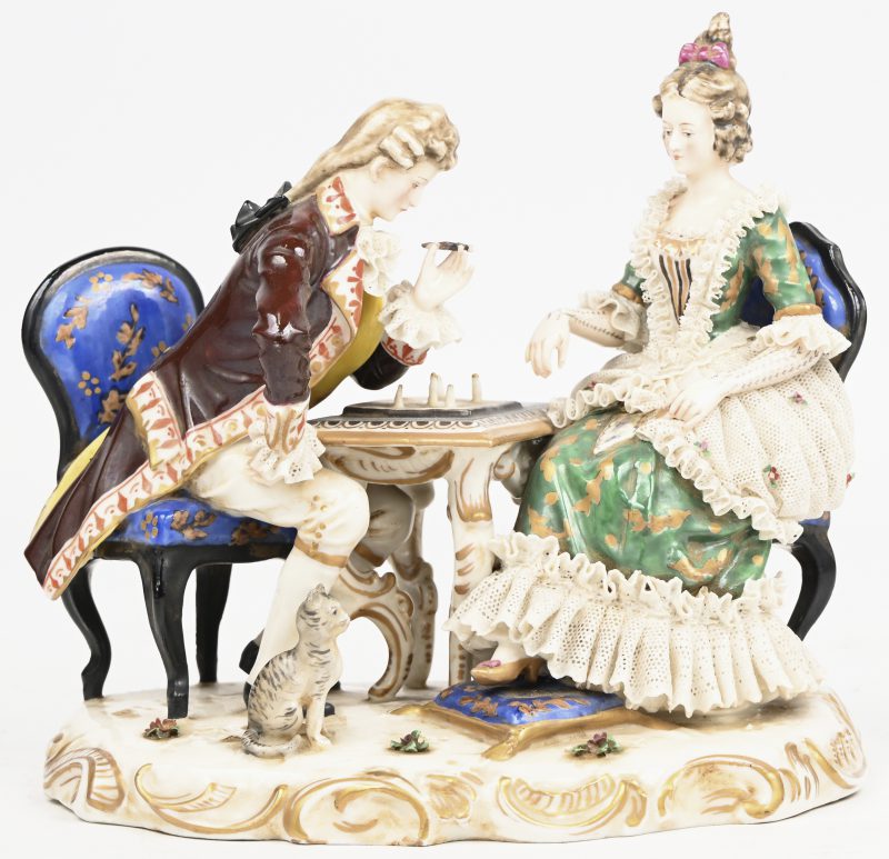 Een kleine groep van twee elegante personages aan een schaakbord. Begin XXste eeuw, gemerkt met de gekroonde N in blauw onder glazuur.