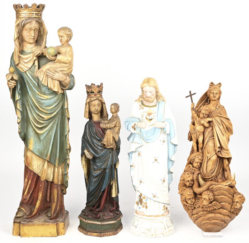 Vier heiligenbeelden. Een Heilig Hartbeeld van veelkleurig biscuit (H. 34 cm), en drie Madonna’s van gebeeldhouwd hout (H. 50, 33 en 33 cm).