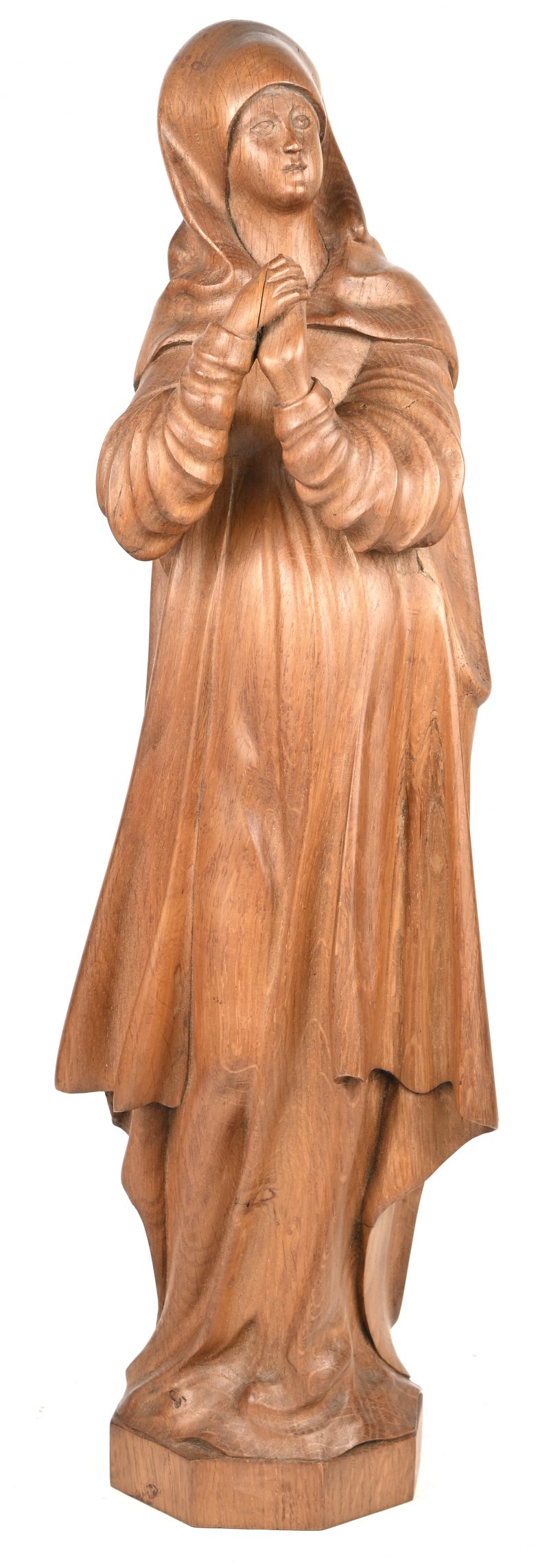Een notenhouten beeld van een godvruchtige dame in middeleeuwse klederdracht.