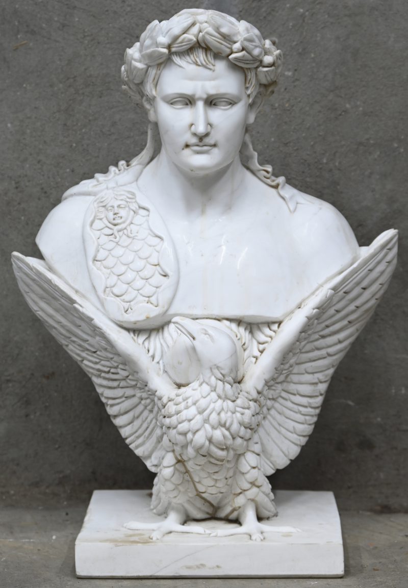 Een witmarmeren beeld met een voorstelling van Napoleon met adelaar onderaan.