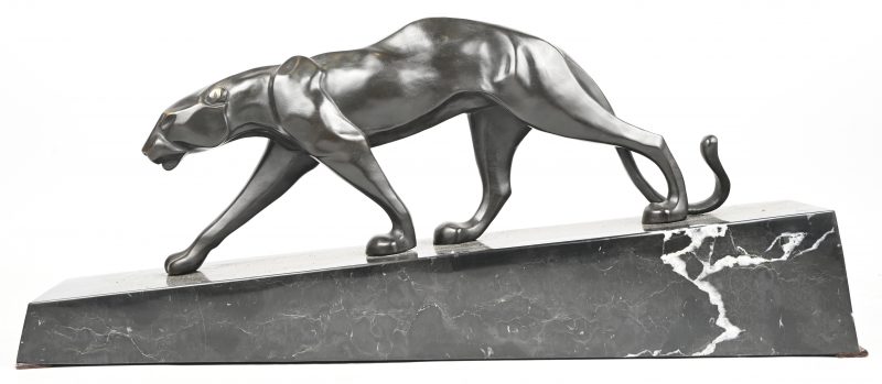 Een gestileerde bronzen beeld van een wandelende panter op schuine marmeren voet.