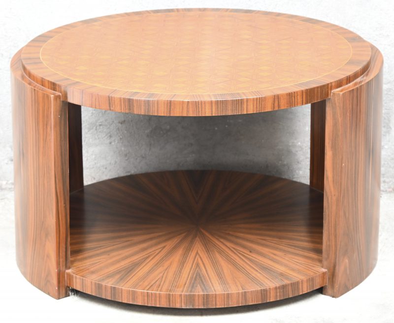 Een ronde art deco-stijl salontafel met opgeplakt geparketteerd decor.