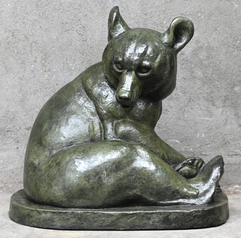 Een bronzen beeld van een beer, naar Rochard.