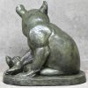 Een bronzen beeld van een beer, naar Rochard.