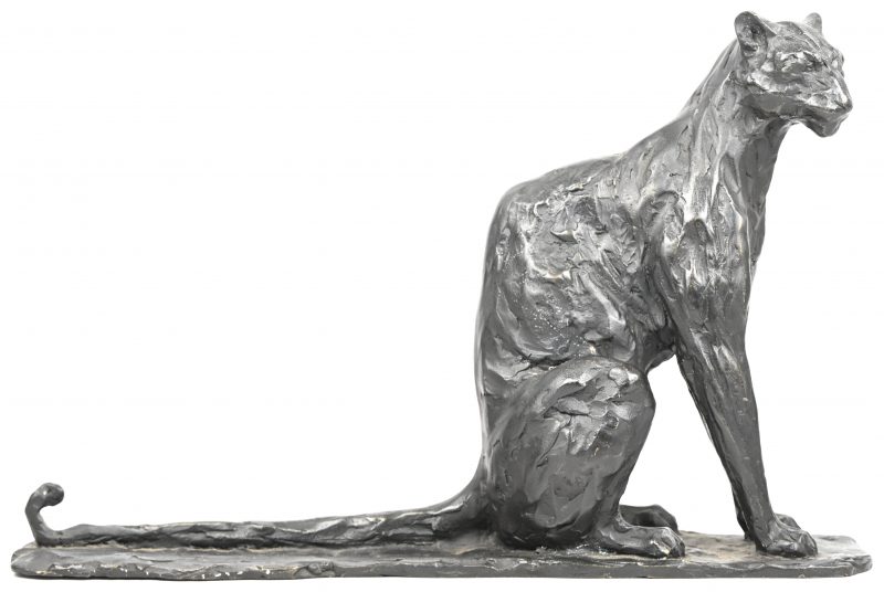 Een bronzen beeld van een zittende panter.