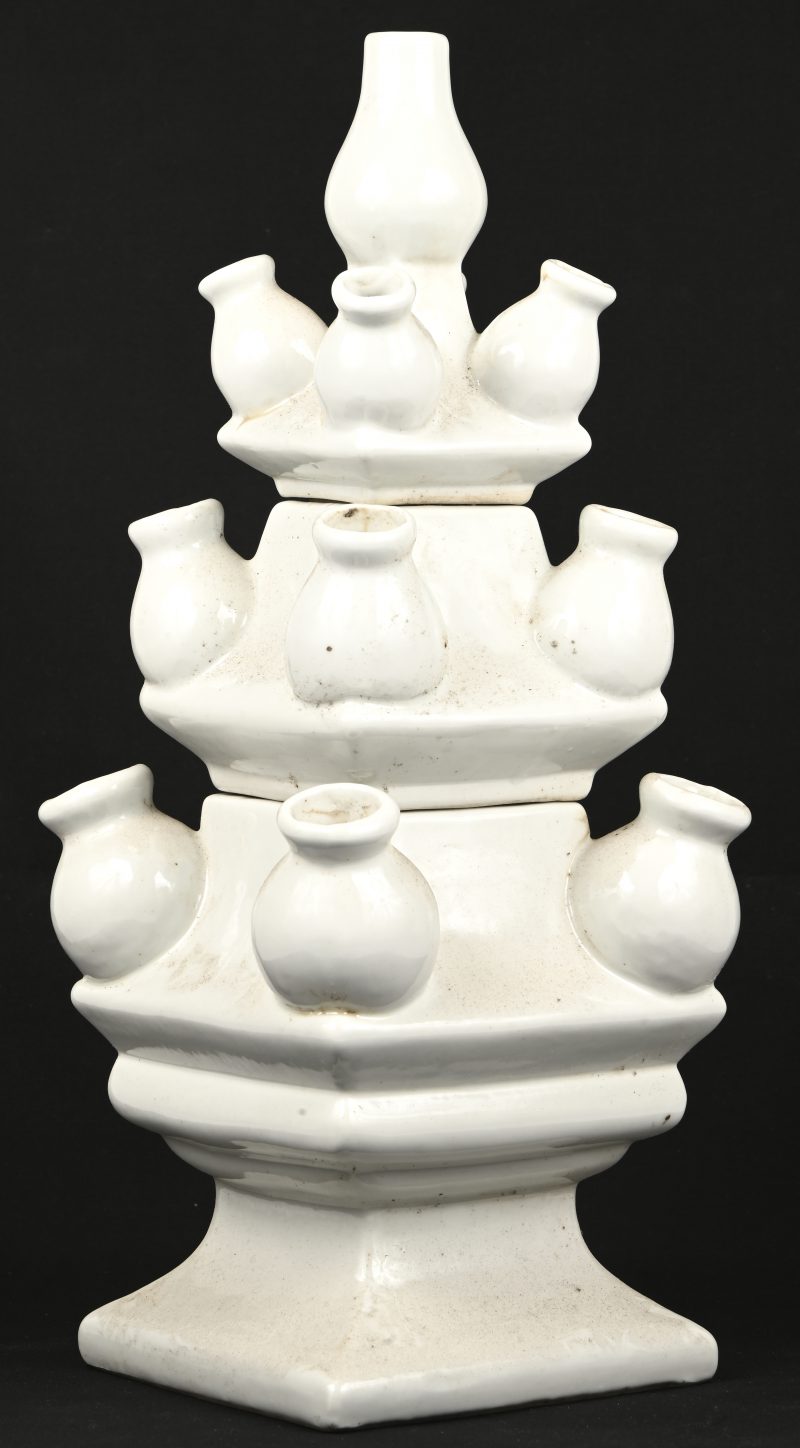 Een wit porseleinen tulpenvaas in 3 drie niveaus.