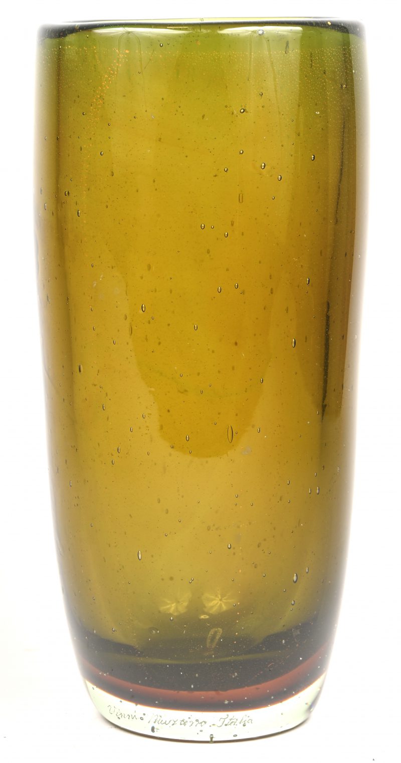 Een olijfgroene Murano vaas.