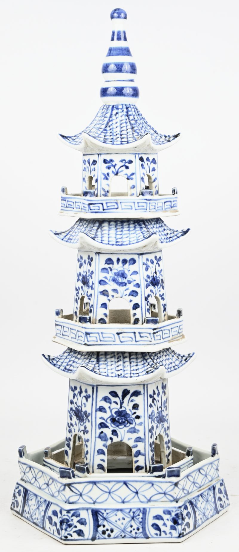 Een Chinees porseleinen pagode in blauw en wit decor in vier niveaus.