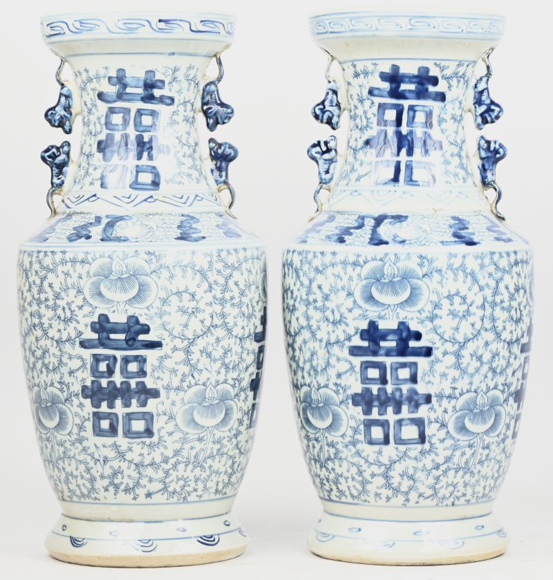 Een paar blauw en witte Chinees porseleinen ‘Long Life’ vazen.
