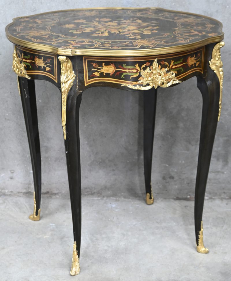 Een Lodewijk 15de stijl ronde tafel met opgeplakt decor en vergulde monturen.