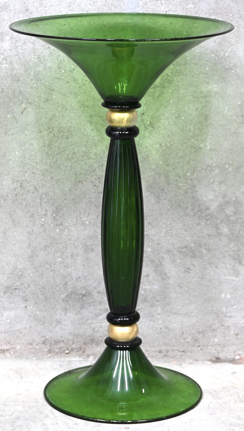 Een grote Murano vaas, groen in de massa met vergulde details.