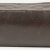 Een bruin lederen geruite vintage handtas met lange riem. Gebruikssporen.