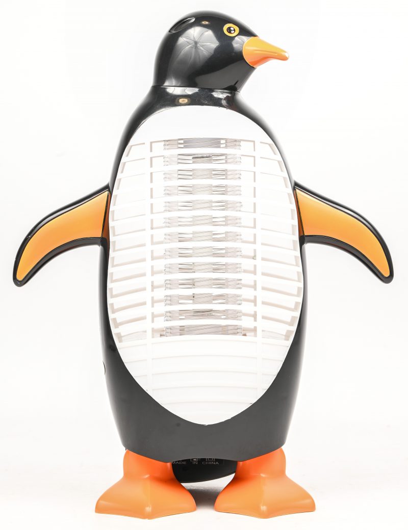 Een elektrische insectendoder in de vorm van een pinguin. De adapter ontbreekt.