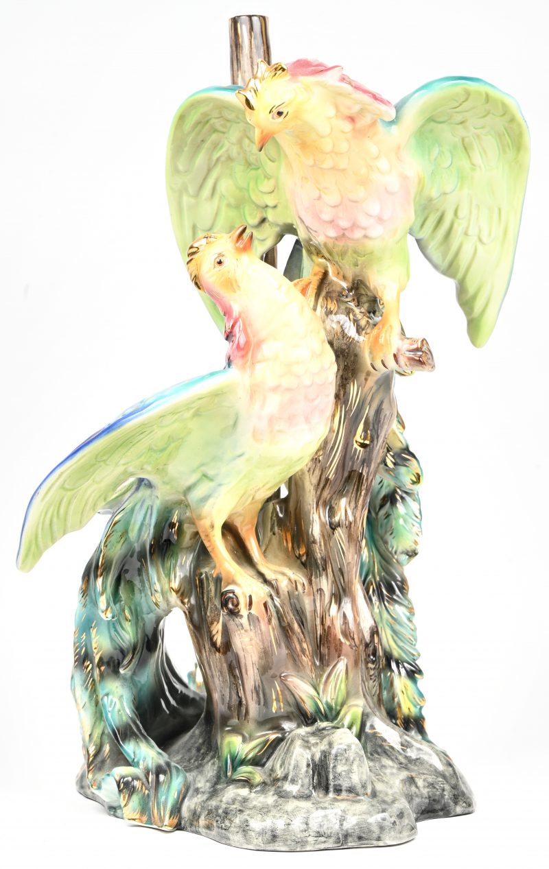 Een meerkleurig porseleinen lamp met beeld van 2 paradijsvogels. Bedrading manco. Bodem gesigneerd, verso gemerkt Arca, Italy.