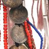 Een vintage Aziatisch, ethnische hoofdtooi. Versierd met divers zilver metalen ornamenten, sieraden, munten en kralen. Op staander. Vermoedelijk Akha, Myanmar (Birma).