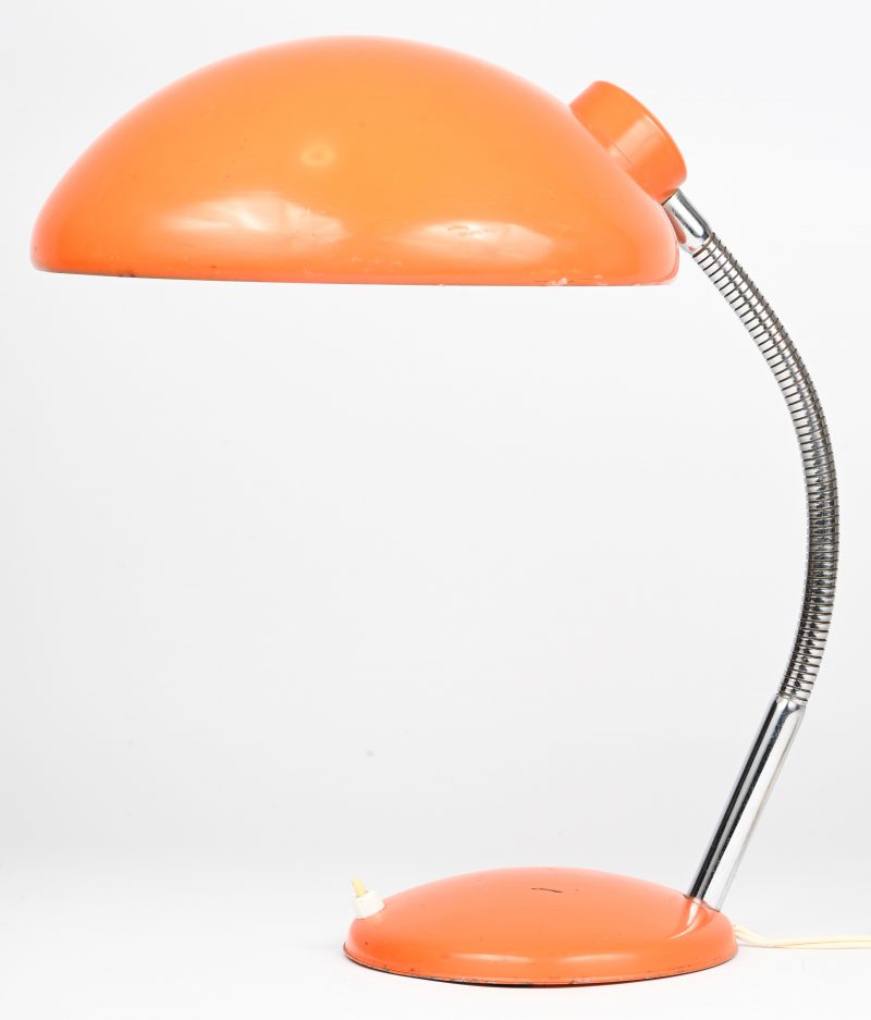 Een oranje metalen bureaulamp, verstelbaar. Ongemerkt. Jaren 50 design.