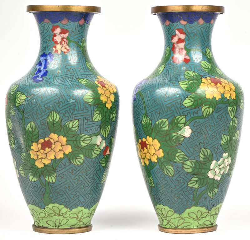 Een set van 2 cloisonné vaasjes, blauw met bloemendecor, één van de vazen is gedeukt.