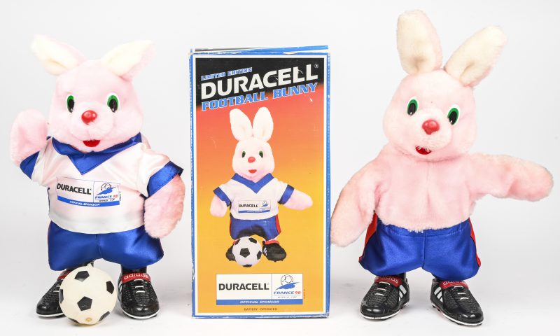 Een lot van 2 Duracel konijnen met als thema voetbal waarvan één in zijn originele doos. France 98 World Cup.