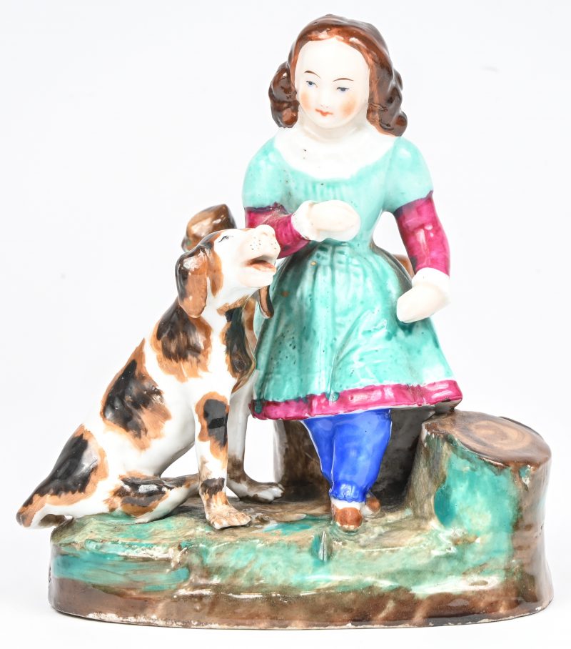 Een 19e eeuws porseleinen beeldje/solifleur voorstellend een meisje met hond.