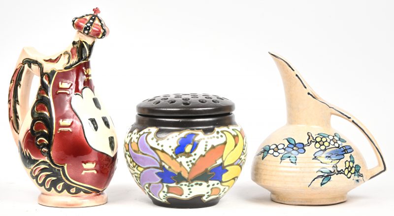 Een lot van 3 art-deco aardewerken stukken bestaande uit een pique fleur gemerkt Bergen, een karafje gemerkt Coceram en een kannetje van Dubois.