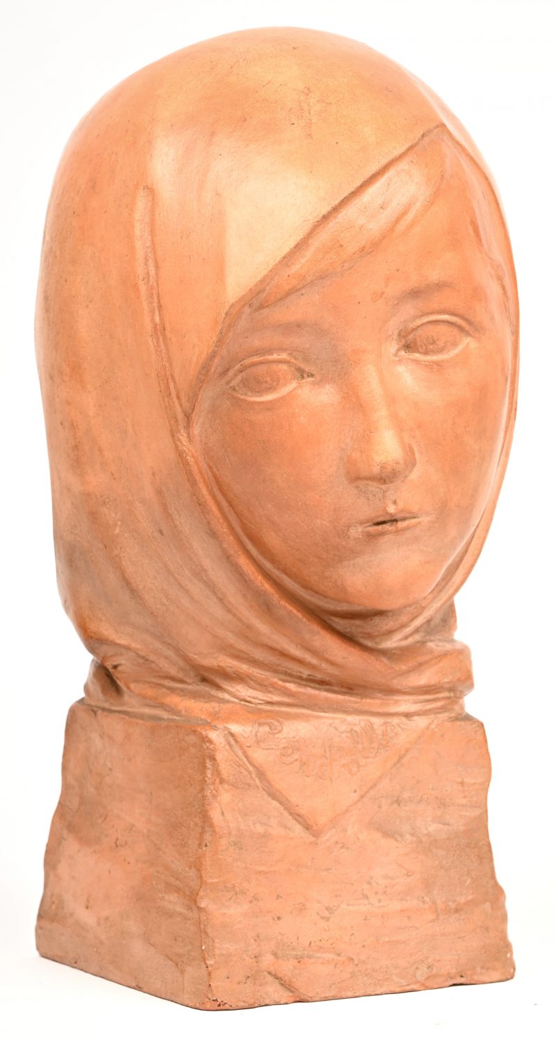 “Cendulla”. Een terracotta buste van een dame met kap. Onderaan gesigneerd, vooraan getiteld.