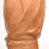 “Cendulla”. Een terracotta buste van een dame met kap. Onderaan gesigneerd, vooraan getiteld.