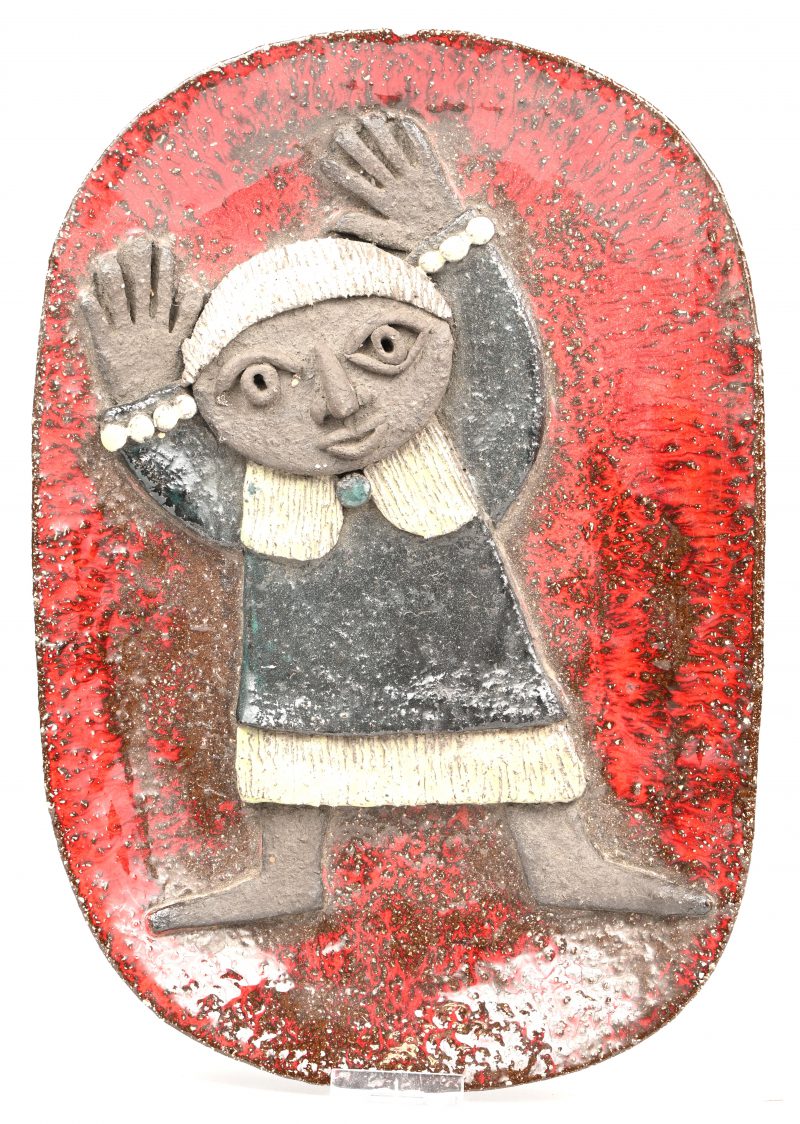 “Meisje met opgeheven handen”. Een vintage aardewerken schaaltje met gestileerd figuur in het reliëf. Verso gesigneerd.