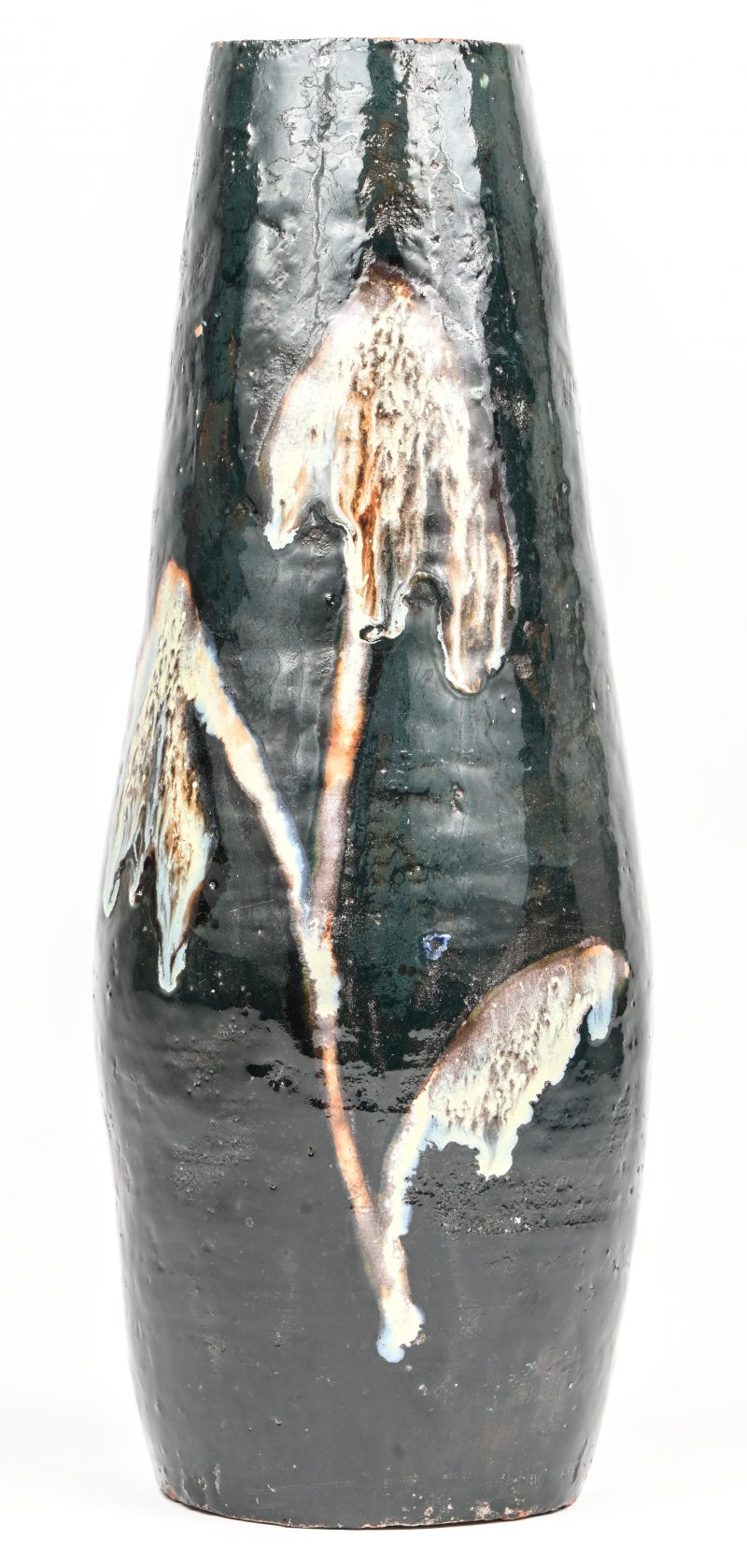 Een meerkleurig vintage aarderwerken vaas met floraal decor. Onderaan gemerkt.
