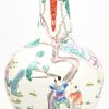 Een Chinees porseleinen vaas met 30-tal spelende kinderen in het decor en draak ornamenten als handvat. Midden 20e eeuw. Onderaan gemerkt.