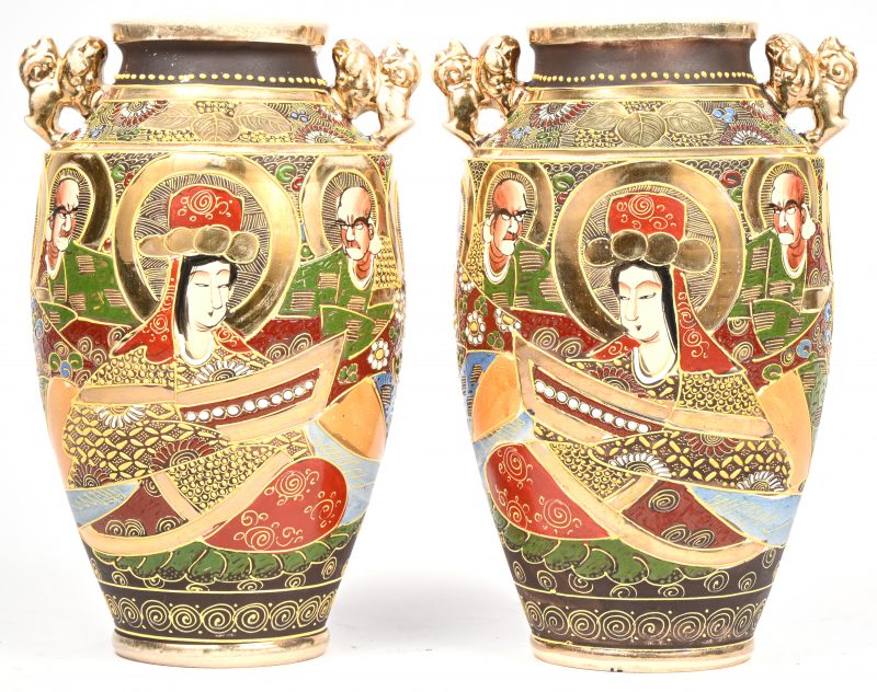 Een paar Japans porseleinen Satsuma vazen met fo hondjes versierd en meerkleurig, figuratief decor. Onderaan gemerkt.