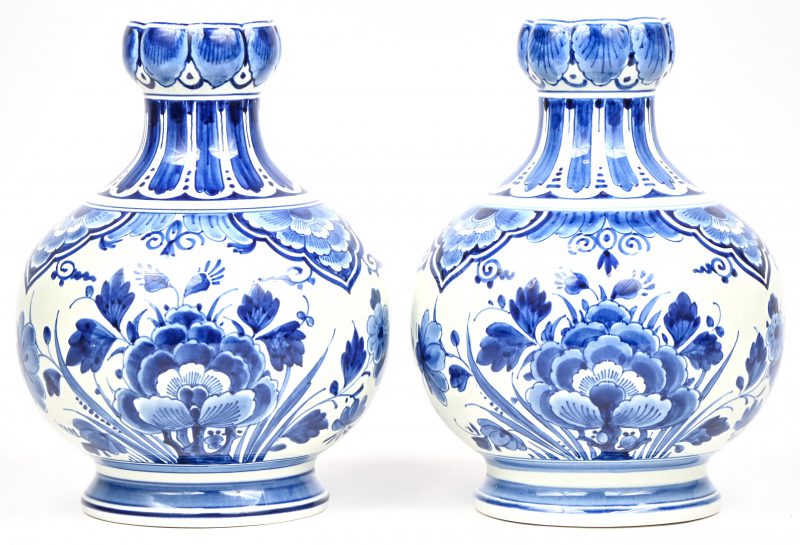 Een lot van 2 Delfts blauw porseleinen bolvaasjes. Onderaan gemerkt "De Porceleyne Fles". Begin 20e eeuw.