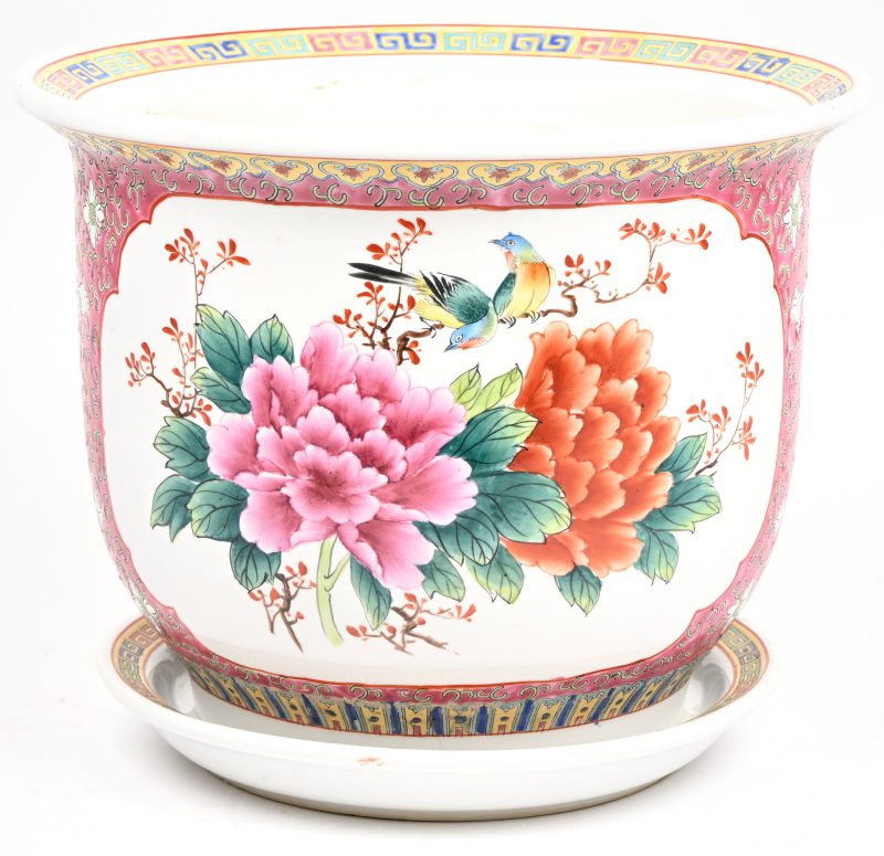 Een Chinese bloempot op schaal met floraal decor. Onderaan de schaal een merkteken met hierin ‘Made in China’.