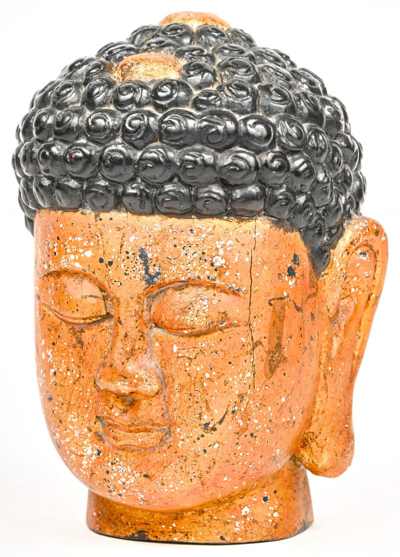 Een gepatineerd verguld houten gesculpteerd Boeddha hoofd.