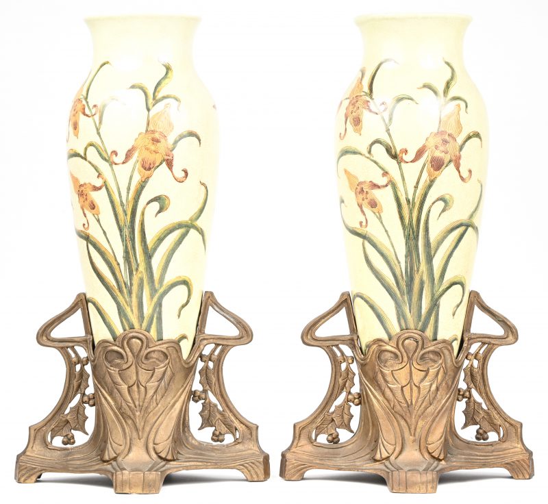 Een set vazen in gecraqueleerd aardewerk en bronzen voet in Art-Nouveau stijl. Onderaan gemerkt JBT 1906.
