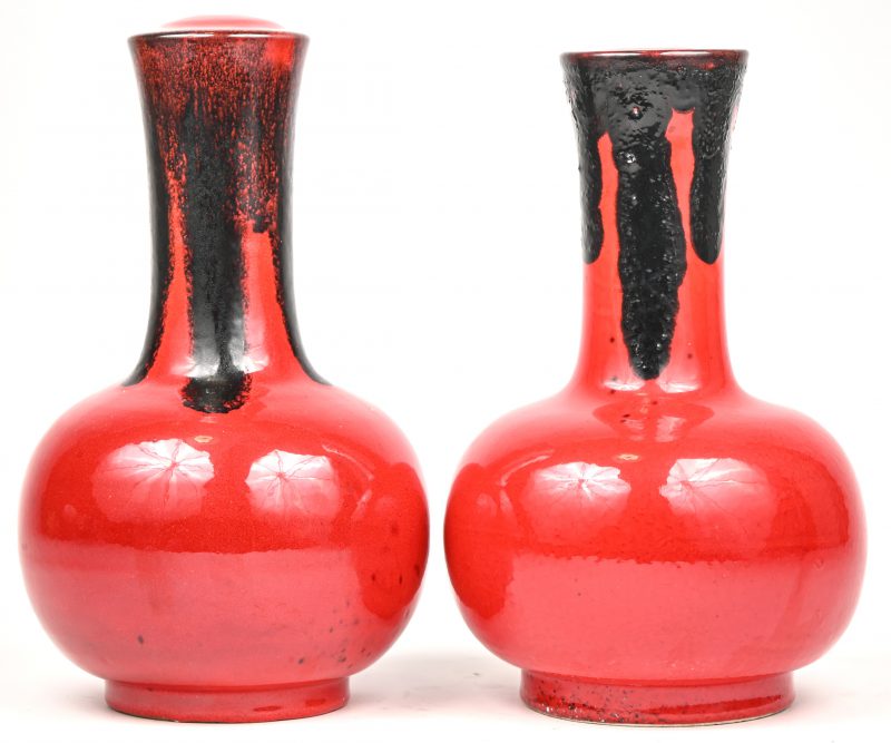 Een set geglazuurde aardewerken vazen/lampvoeten in Chinese sang-de-boeuf stijl met drip-glaze hals uit ca 1960. Eén heeft minieme schilferschade aan de bovenrand.