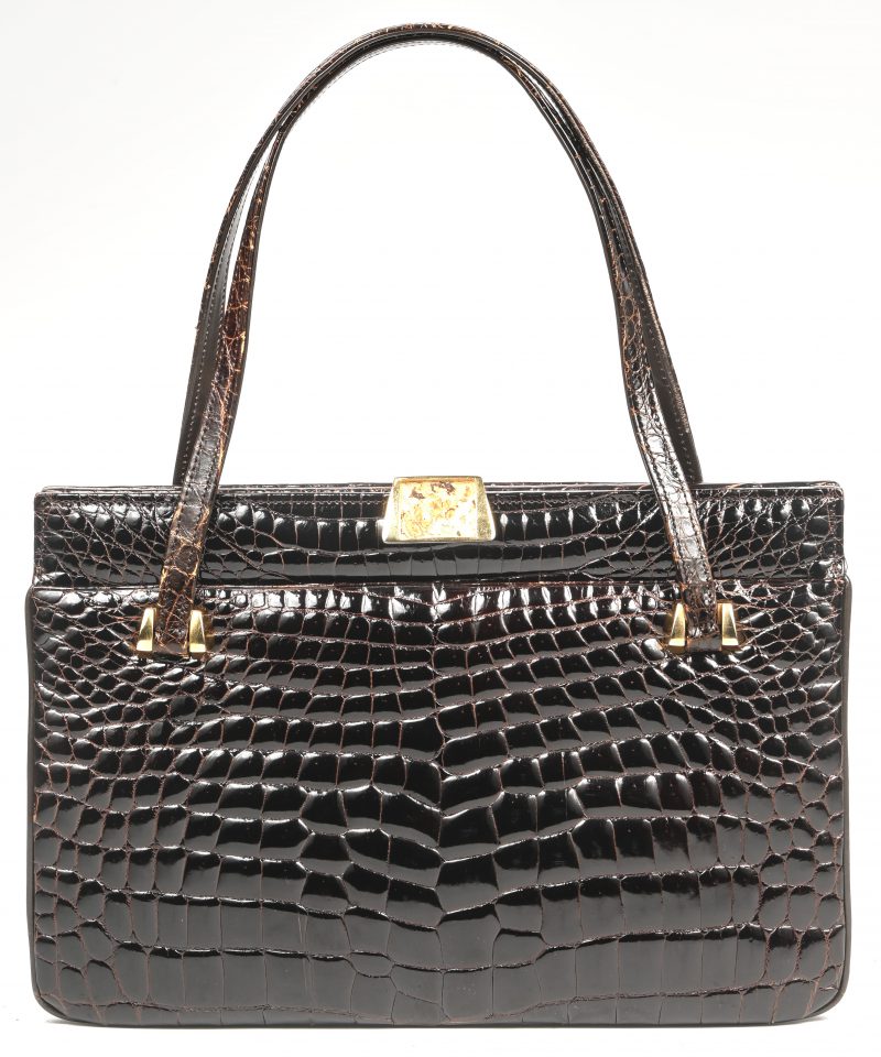 Een vintage handtas, Berma, Paris in krokodillenleder met toegevoegd een portemonnee en beschermhoes.