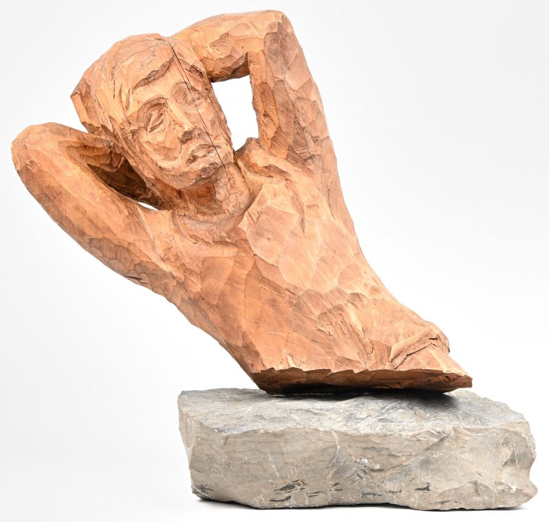 Een houtgesculpteerde buste van een man op een stenen voet, draagt onderaan een label ‘Pompernigg Erwin’.