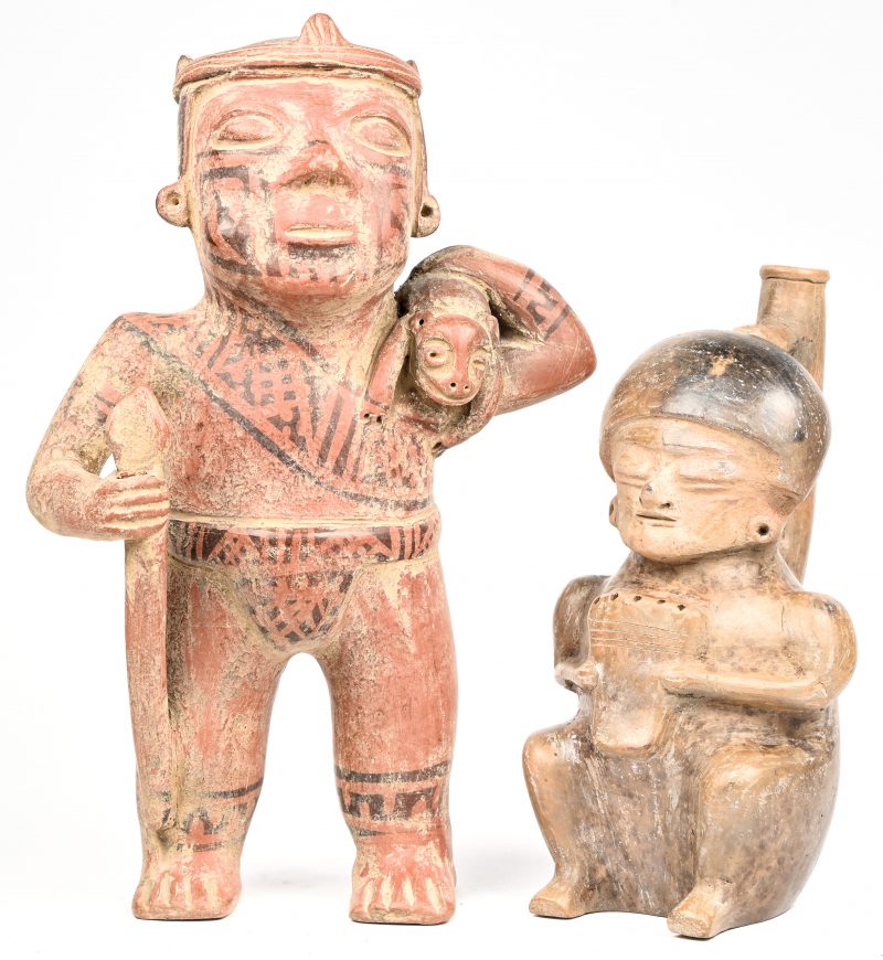 Een lot van 2 aardewerken beeldjes in précolombiaanse stijl.
