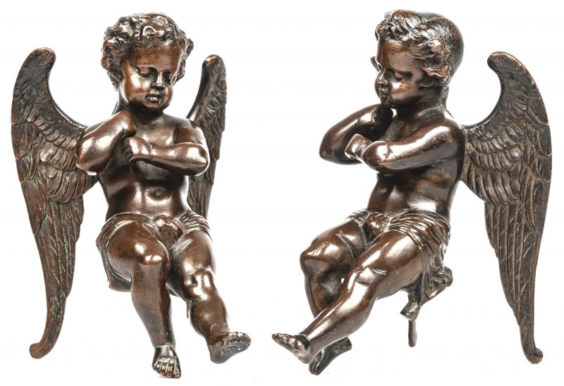 Een set van 2 bronzen engeltjes, onderdeel van vermoedelijk een luchter.