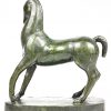 “Cavallo”. Een brons gegoten beeldje van een gestileerd paard. Onderaan gesigneerd en genummerd 56/200.
